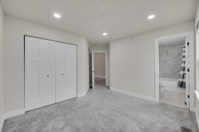 Building Photo - 29W710 Cambridge Ct