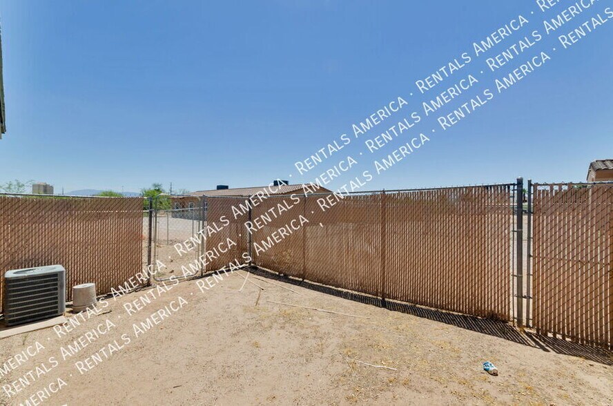 Building Photo - 1366 N Riverview Blvd