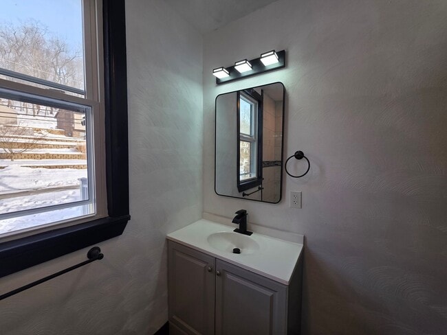 Building Photo - Fully updated 24 bedroom 1 bathroom apartment for rent in Crafton!