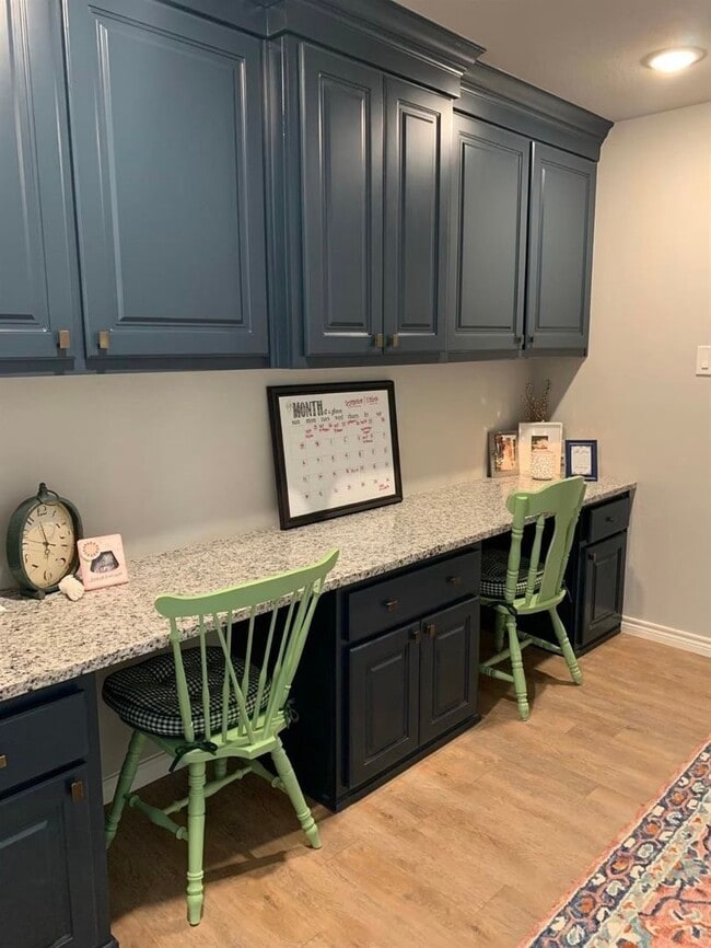 Building Photo - Gorgeous 4 bedroom 2 bathroom Available September!