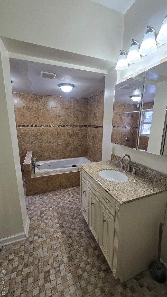 Building Photo - 641 S 5th Ave