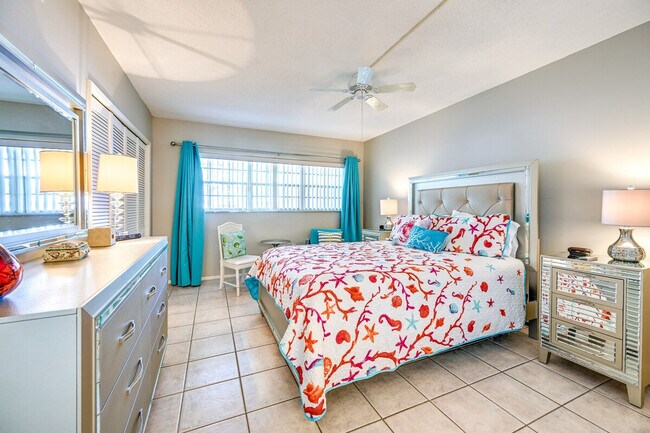 Building Photo - 745 W Country Club Dr