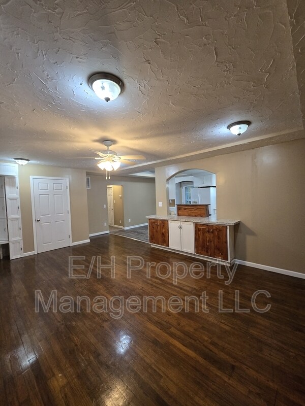 Building Photo - 635 N Andover Rd