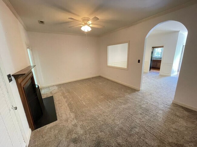 Building Photo - Desirable 2 Bedroom Townhouse Near Downtown Cary