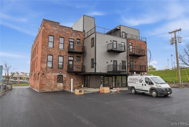 Building Photo - 136 Seneca St