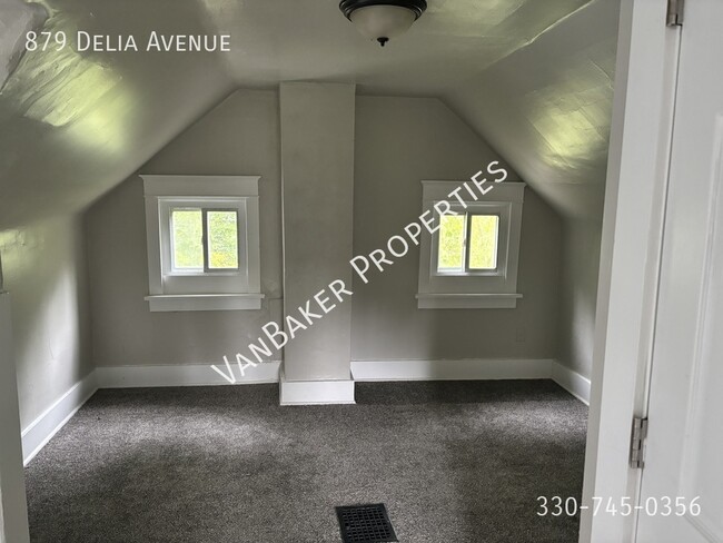 Building Photo - 879 Delia Ave