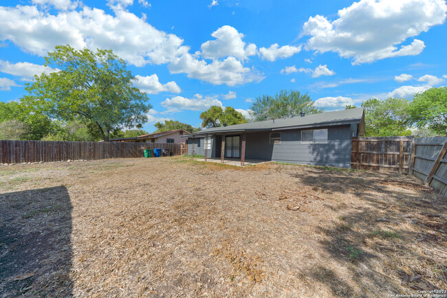 Building Photo - 4851 Castle Arms Dr