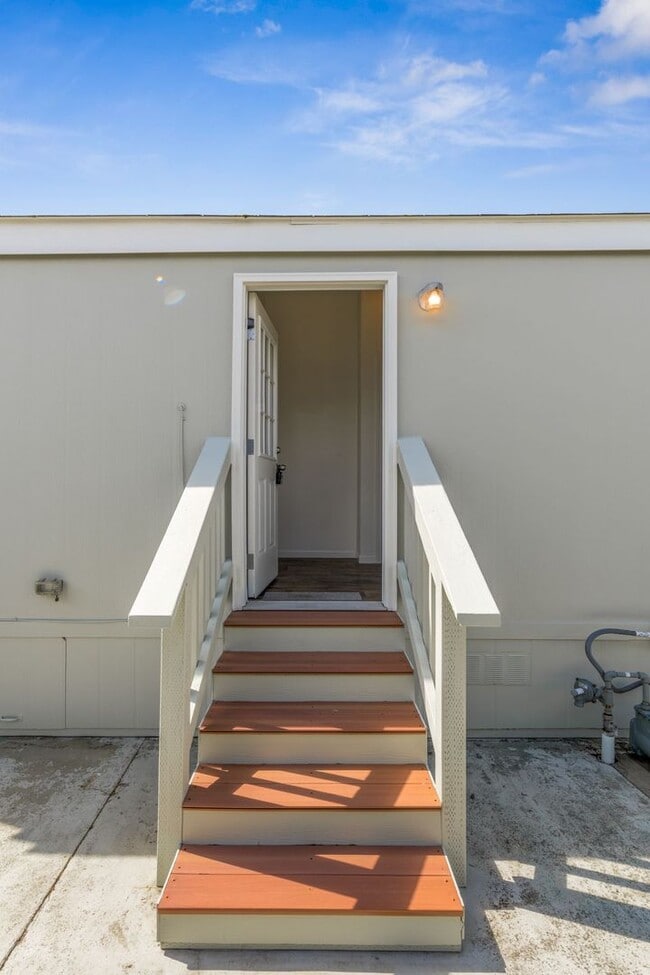 Building Photo - 1 Bed + 1 Bath HOME IN THE PLEASURE POINT ...