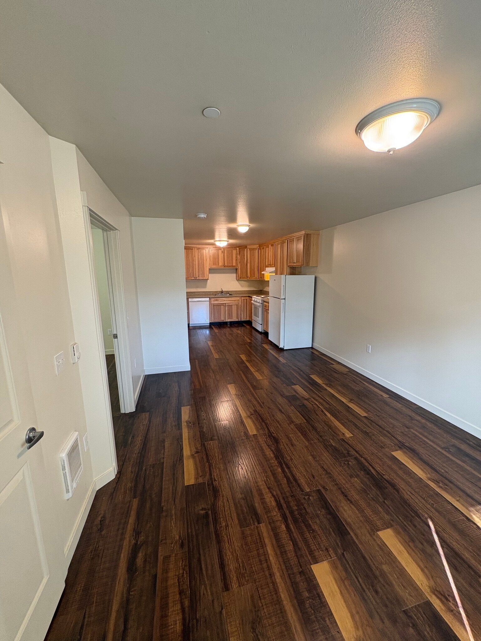 Building Photo - 909 W 4th Ave