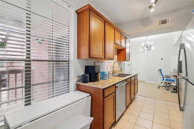 Building Photo - 2255 Braeswood Park Dr