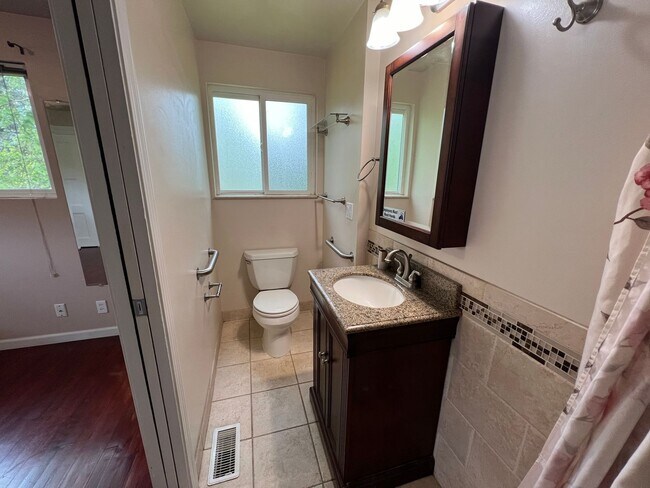 Building Photo - 4 Bedroom Milwaukie Home