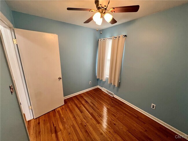 Building Photo - 427 Mosley Dr