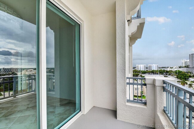 Building Photo - 403 S Sapodilla Ave