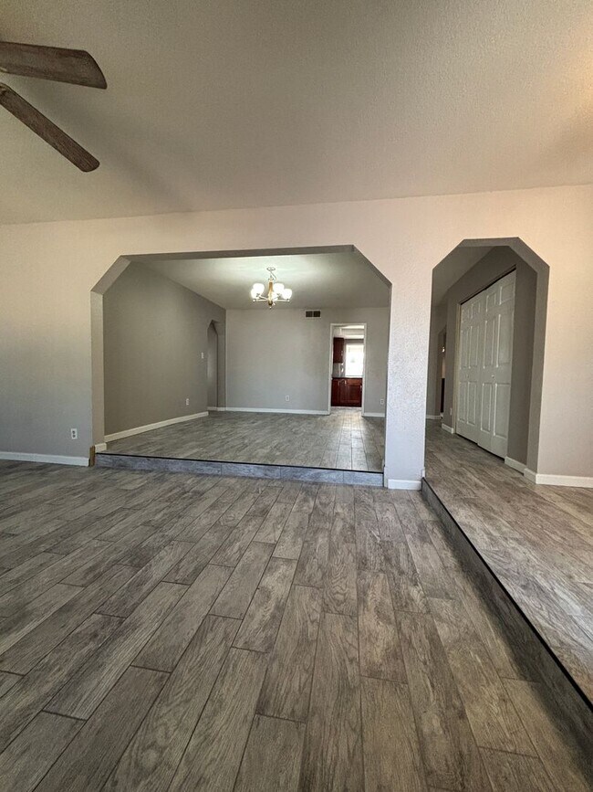 Building Photo - 921 W Naranja Ave