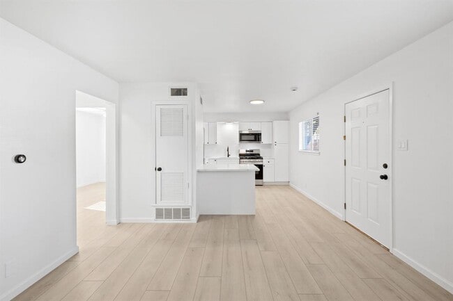 Building Photo - 806 E 13th St