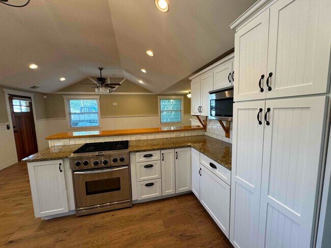 Building Photo - 7822 Lakewood