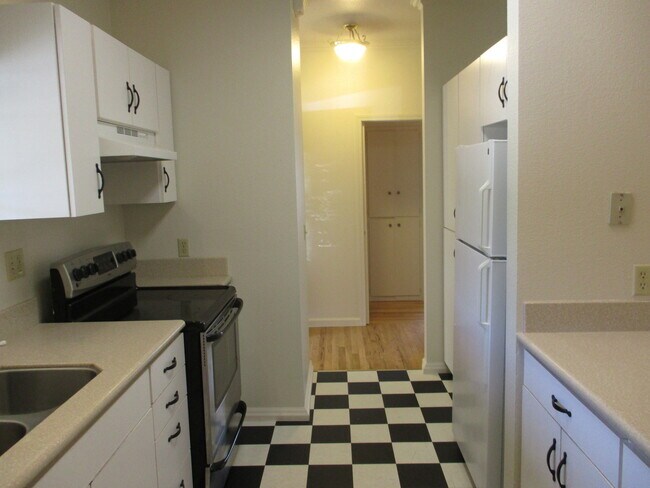 Building Photo - Cute Home Boasting Hardwood, close to Enloe and downtown Chico!