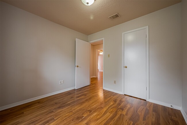 Building Photo - 3007 Cloverdale Dr