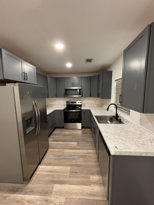 Building Photo - 309 N Allis St