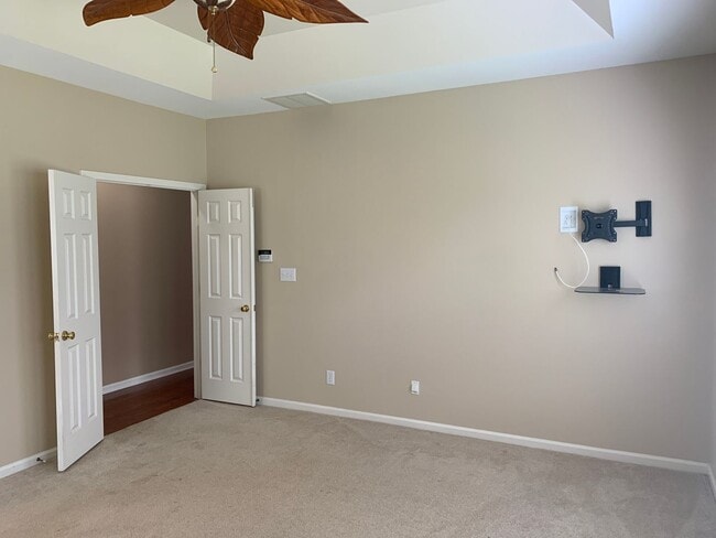 Building Photo - Move-in Ready 5 bedroom, 3.5 bath house lo...