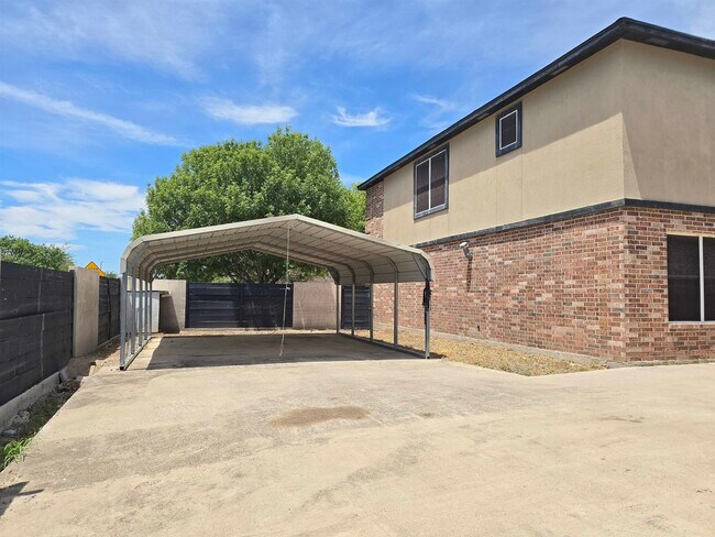 Building Photo - 2987 Temple Dr