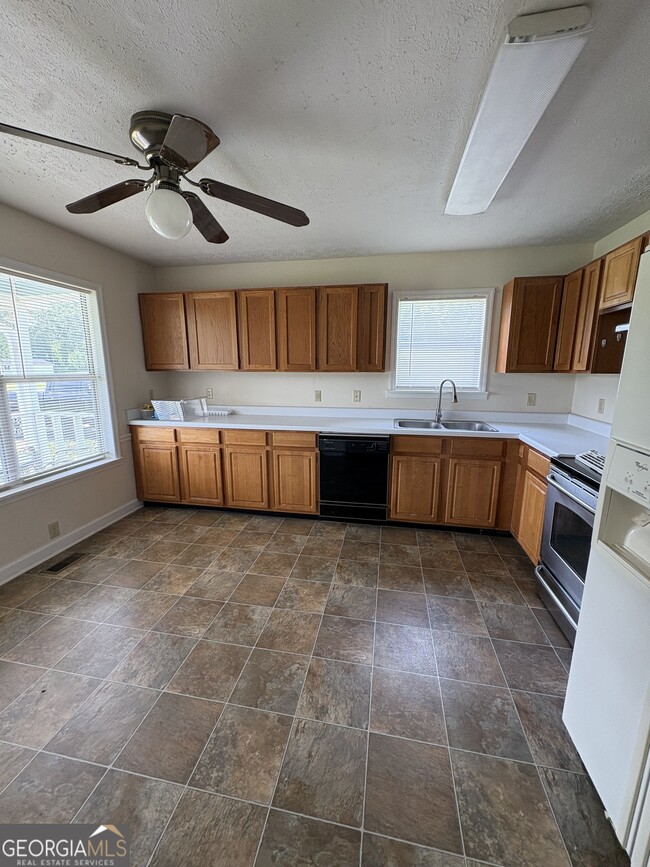 Building Photo - 609 Windcrest Dr