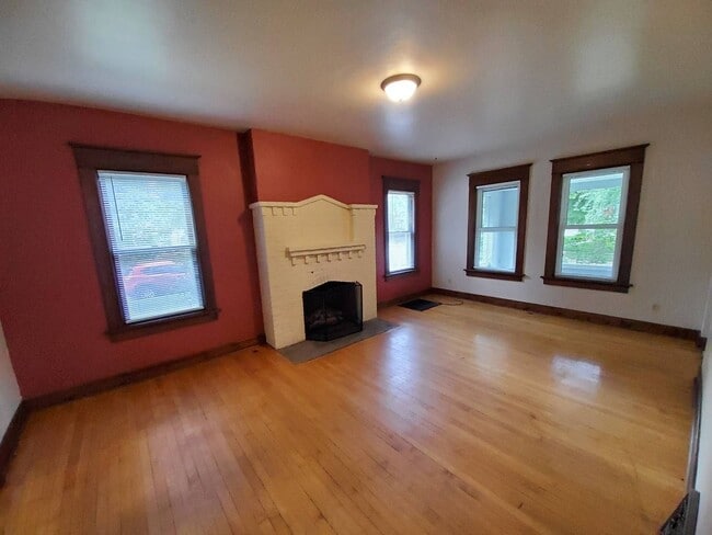 Building Photo - 1102 Chicago St