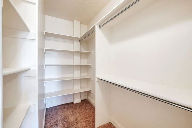 Building Photo - Beautiful Townhouse w attached 2 car garage in Orem