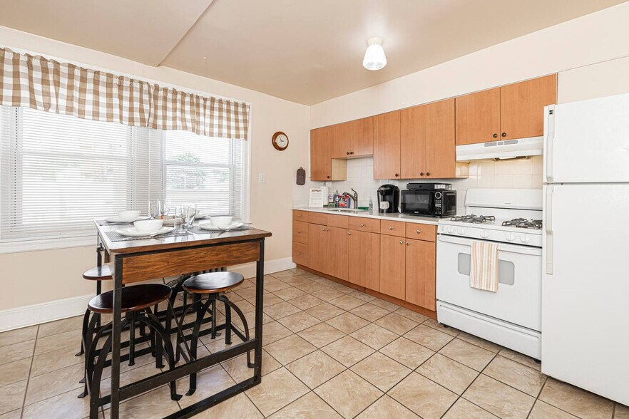 Building Photo - 658 Lancaster Ave