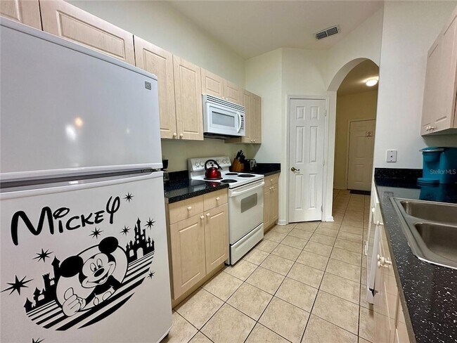 Building Photo - 2300 Silver Palm Dr