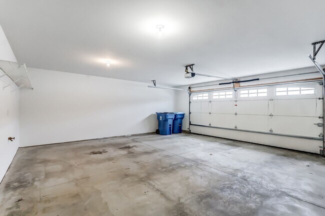 Building Photo - Victory Place Villas - 2 Bedroom, 2 Bathroom - End Unit