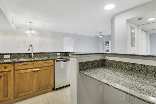 Building Photo - 171 SW Palm Dr