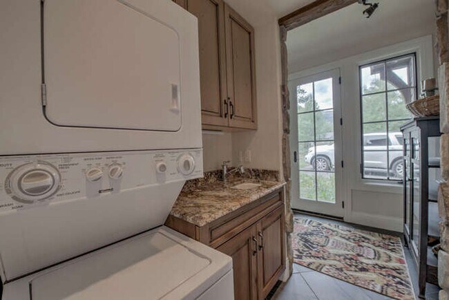 Building Photo - Winter Rental