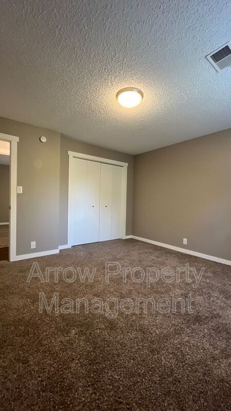 Building Photo - 320 Lincoln St