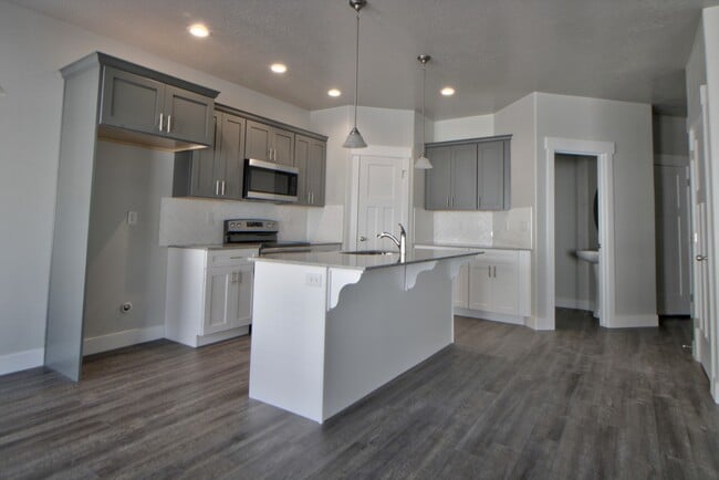Building Photo - 4 Bedroom 2.5 Bathroom Townhome in Lehi