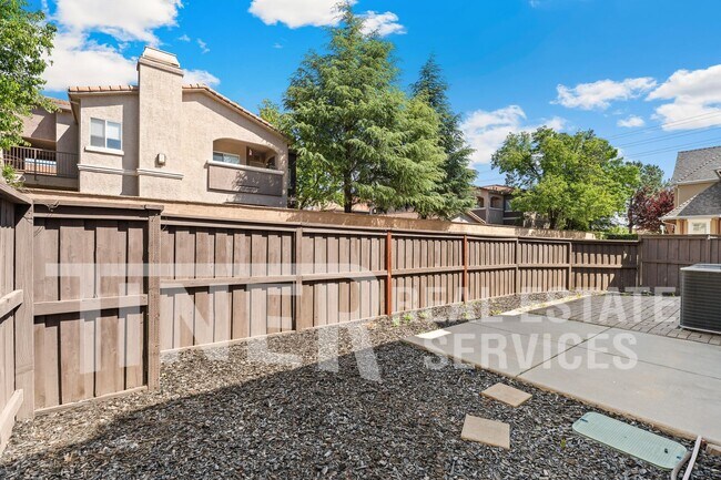 Building Photo - 1040 Matthews Run Way