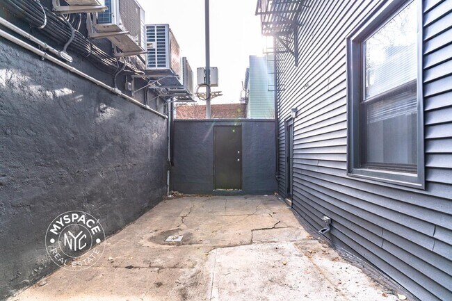 Building Photo - 644 Lorimer St