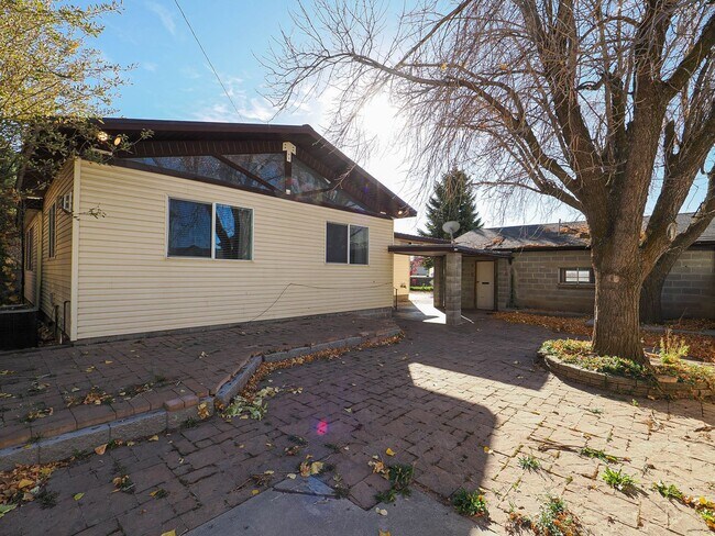 Building Photo - 785 N 500 W