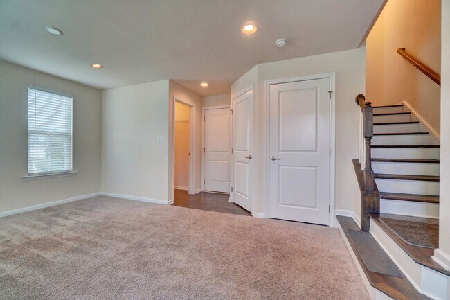 Building Photo - 890 Olmstead St