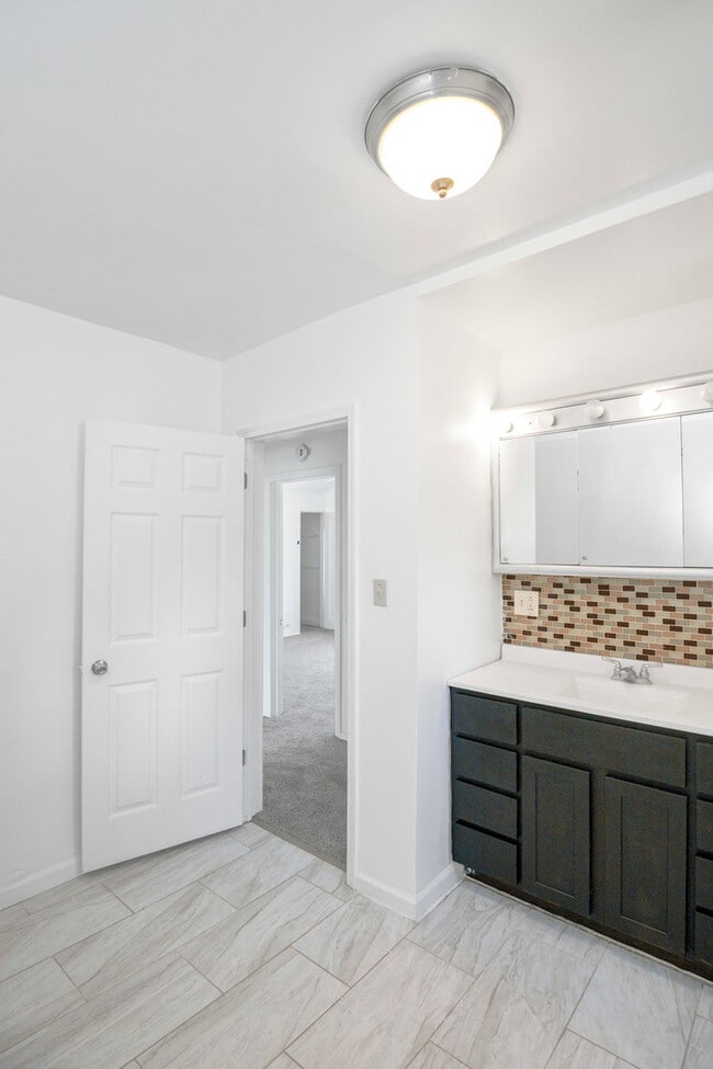 Building Photo - 235 N Ardmore Ave