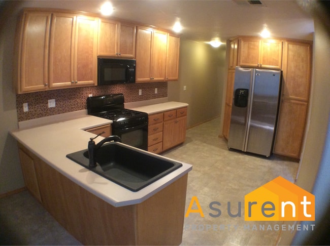 Building Photo - 2-Bedroom Townhouse Close to Hospitals, Great Private, Central Location!