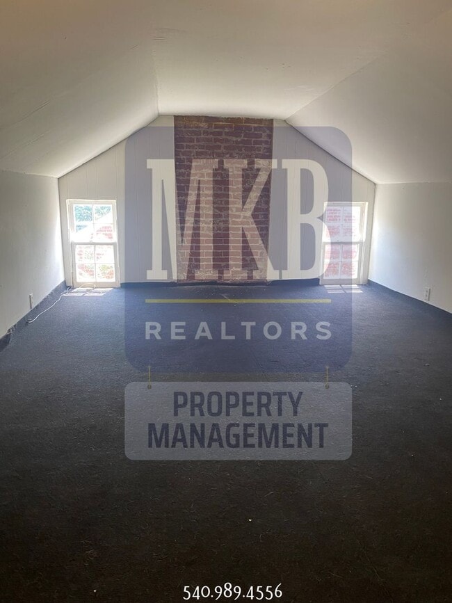 Building Photo - 2 Bedroom 1 Bath Duplex in Grandin/Raleigh...