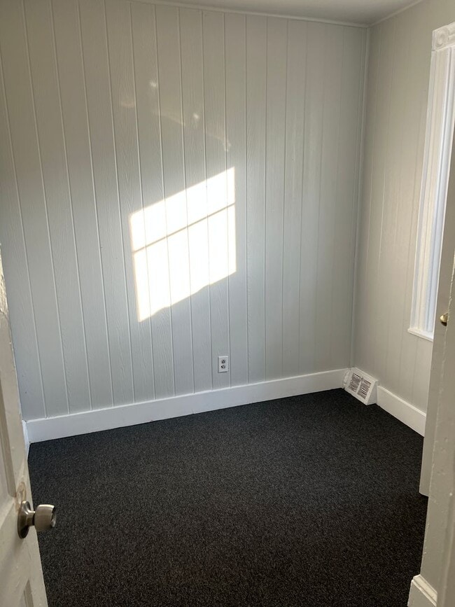 Building Photo - Lancaster City Large 4 bedroom