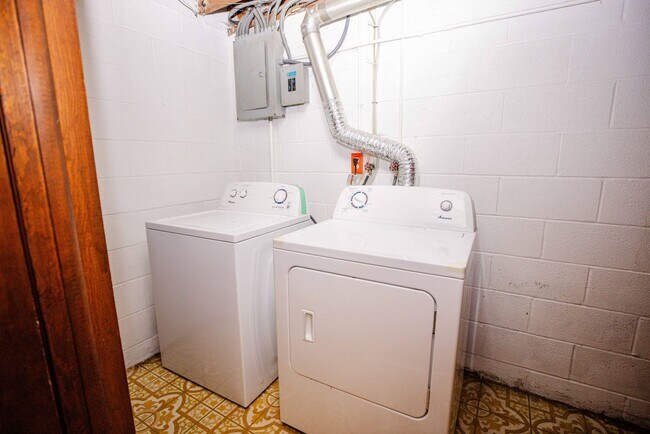 Building Photo - Beautiful Condo for Rent - Appliances included, washer and dryer hook ups, one and half bath, ver...