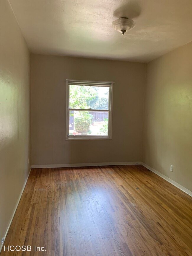 Building Photo - 3 br, 2 bath Apartment - 302 N. Soledad