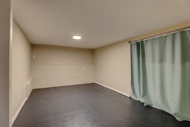 Building Photo - 628 Gladstone St