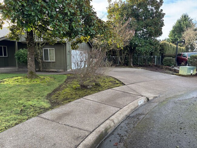 Building Photo - Beautifully updated 3 bedroom, 2 bath house in Eugene!