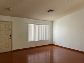 Building Photo - Cute*Clean*Single Story Home