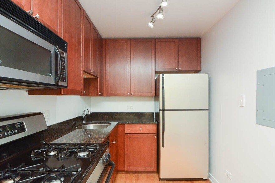 Building Photo - 650 W Wrightwood Ave