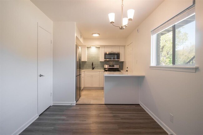 Building Photo - 806 E 13th St